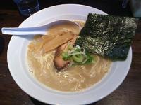 「コクと旨みの塩とんこつ+おいしい旬のごはん（600円+100円）」@ラーメン 岩佐の写真