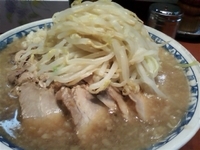 「らーめん（野菜多め、ニンニク、味濃いめ）600円+豚120円」@らーめん大 大森店の写真