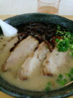 「博多とんこつ黒 肉多め+替え玉」@博多とんこつらーめん ふじおかの写真