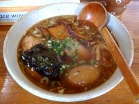「バラ肉チャーシュー麺（醤油）+味玉」@麺や 八雲の写真