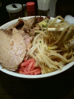 「まぜそば（しょうが）730円+国産豚300円+お替り野菜（一摘み」@山盛山の写真