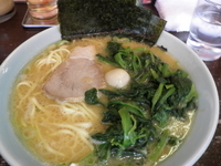「中ラーメン（750円）ホウレン草（50円）」@横浜家系ラーメン ほどが家の写真