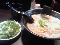 「新玉名ラーメン+味玉+ネギ増し （700円+100円+150円）」@ラーメンくれはの写真