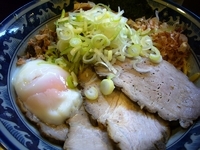 「チャーシュー油そば（900円）+温泉玉子（100円）」@兎に角 松戸店の写真