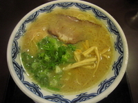 「らぁめん（700円）」@博多麺房 赤のれん 西麻布本店の写真