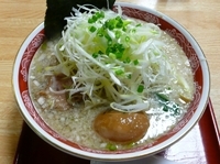 「ネギ醤油ラーメン+燻製玉子」@らあめん花果山の写真