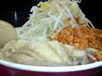 「ラーメン 680円 味玉 100円 ヤサイ増し、ニンニク、辛揚げ」@千里眼の写真