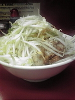 「小ラーメン豚入り750円（ヤサイ・ニンニク・カラメ）」@ラーメン二郎 桜台駅前店の写真