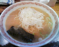 「醤油ラーメン（こってり）580円+ ネギ100円」@ラーメン工房 二代目 みそ伝の写真