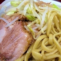 「ラーメン（麺半分）+ブタマシ ニンニクアブラ 700円」@ラーメン二郎 小岩店の写真