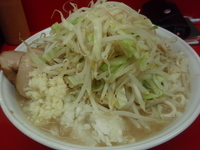 「大ブタ入り（950円）（ヤサイニンニク）+刻み玉ねぎ（50円）」@ラーメン 学の写真