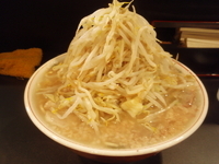 「豚入りラーメン（大盛）（800円）（硬め）（ヤサイマシマシニンニ」@ラーメン 新橋店の写真