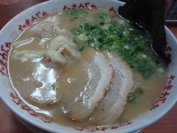 「らーめん（650円）（硬め）+わんたん（100円）+替玉（100」@九州大分らぁめん たまがった 神奈川新町本店の写真