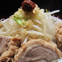 「豚ラーメン 野菜マシ・ニンニク・辛玉 830円」@用心棒の写真