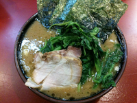 「ラーメン（麺固め、味濃いめ）+ほうれん草」@家系総本山 ラーメン吉村家の写真