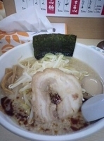 「ラーメン中（600円）+生ビール（400円）」@ラーメン専科 めん吉の写真