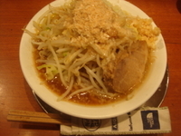 「小ラーメン（野菜・ニンニク・カラメ・あぶら・たまねぎ）+海老粉」@製麺所 豚とこむぎの写真