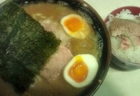 「ラーメン（700円）+半ライス（100円）+味玉（クーポン）」@神田ラーメン わいず 神田本店の写真