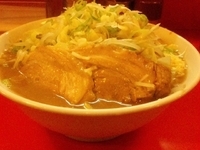 「ラーメン（豚2切れ）[ヤサイ、ニンニク、アブラ、ネギ] ￥700」@ちばからの写真