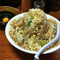 「らーめん（野菜・玉ねぎ・ニンニク少し・生卵￥700）」@らーめん kaeruの写真