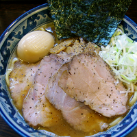 「全部乗せラーメン（チャーシュ4枚・燻玉・メンマ増し・海苔4枚） 」@兎に角 松戸店の写真