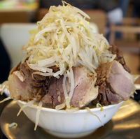 「ラーメン豚W  大 1120円 やさい盛れるだけ・にんにく !」@ジャンクガレッジ イオンレイクタウンmori店の写真