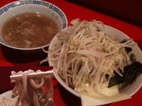 「ザルラーメン 700円 + チーズ 100円 （ニンニク・ヤサイ」@ラーメン二郎 府中店の写真