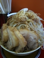 「ラーメン豚W（ヤサイマシマシニンニクオオメカラカラ）950円」@モッコリ豚の写真