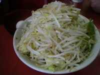 「小らーめん脂少なめ ニンニクヤサイマシマシ ￥650 生卵￥50」@ラーメン二郎 桜台駅前店の写真