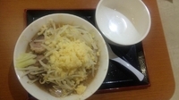 「ラーメン豚増し並+野菜増し・ニンニクW」@ジャンクガレッジ イオンレイクタウンmori店の写真