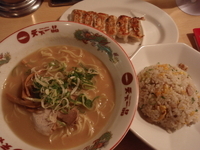 「サービス定食（ラーメン、炒飯、餃子）（990円）」@天下一品 川崎店の写真