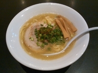 「ラーメン【白】（700円）」@音麺酒家 楽々の写真
