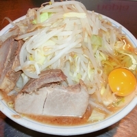 「らーめん（600円）+生卵（50円）+ニンニク少なめ・ヤサイ」@ラーメン大 下高井戸店の写真