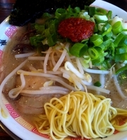 「鶴（豚骨辛味噌）+ねぎ」@めん屋 亀久の写真