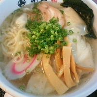 「ワンタン麺・塩（麺硬め）¥750」@絹屋の写真