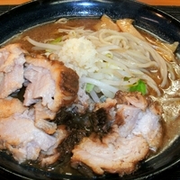 「チャーシュー麺（3枚のせ 800円）大盛り（サービス）」@創作らーめん 小川流 二本松店の写真