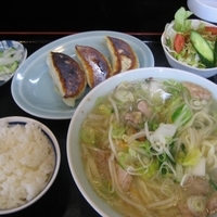 「ランチ餃子セット800円（塩ラーメン選択）+OP（野菜）50円」@岳乃屋の写真