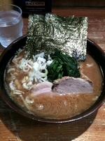 「ラーメン（500円）」@横浜家系豚骨醤油極太麺 侍 本店の写真