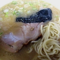 「とんこつ醤油（麺少なめ） 700円」@らー麺 つるやの写真