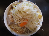 「小次郎メガ盛り+大盛り にんにく少なめ (¥720+¥100)」@ラーメン 剣信の写真