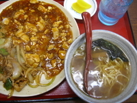 「ランチA二色丼・半ラーメン・お新香（焼肉・マーボー豆腐）650円」@まぐろラーメン 大門の写真