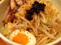 「深夜の汁無し（並盛り:ニンニクあり）@700」@らーめん 破顔の写真