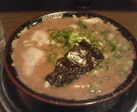 「とんこつラーメン（麺固め、スープ普通、葱多め）」@無鉄砲 大阪店の写真