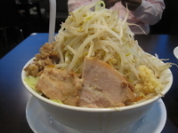 「謙信メガ盛り+大盛り にんにく少なめ（￥800+￥100）」@ラーメン 剣信の写真