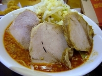 「激レッド・並【全部増し】（780円）+豚増し（200円）」@ジャンクガレッジ イオンレイクタウンmori店の写真