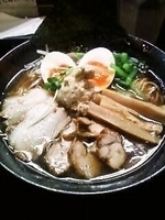 「丸鶏旨味そば全部のせ」@麺屋33の写真