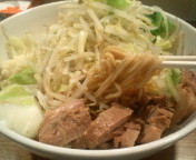 「油ソバ（野菜・ニンニク）700円＋ビール500円」@らーめん こじろう526 日暮里店の写真