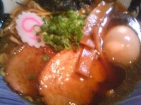 「醤油らーめん（平打ち麺）+半熟味付け玉子」@麺屋 湯や軒の写真