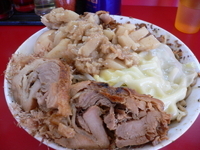 「まぜそば大+麺マシ+子豚+チーズ（有料トッピング）+アブラ」@ジャンクガレッジ 東大宮店の写真