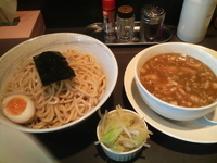 「特濃つけ麺・大盛+野菜（サービス）」@ラーメン本城の写真